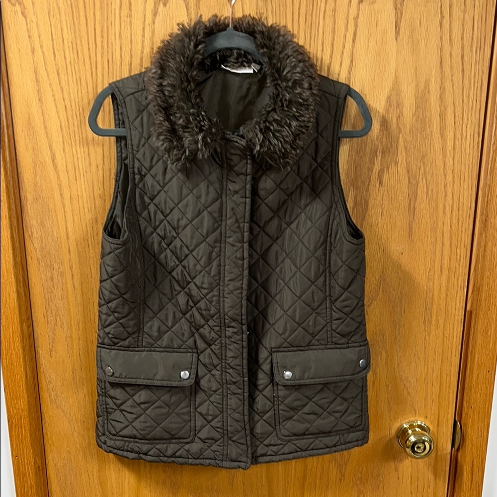 🍀6/$20 Quilted green Vest with Faux Fur Collar